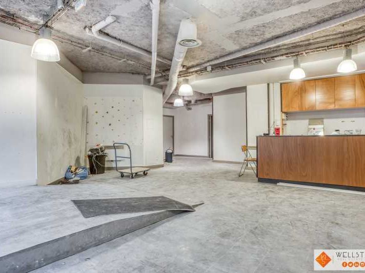 Dans un immeuble ancien de bon standing, nous vou