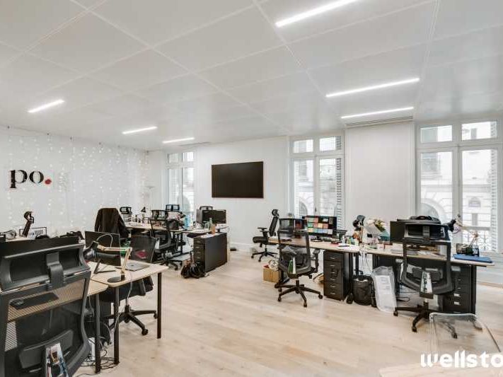 Dans un très bel immeuble haussmannien, à proximi