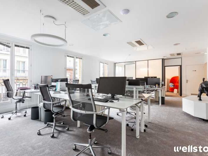 Au sein d'un magnifique immeuble haussmanien, et 