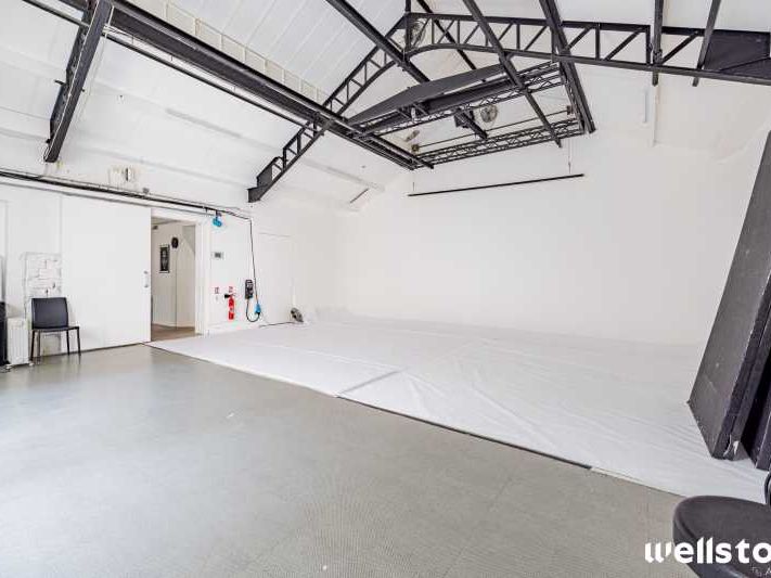 Situé entre la Place Charles de Gaulle Etoile et 