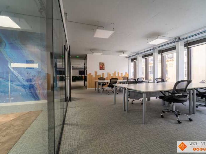 A toute proximité de la gare Saint Lazare, et au 