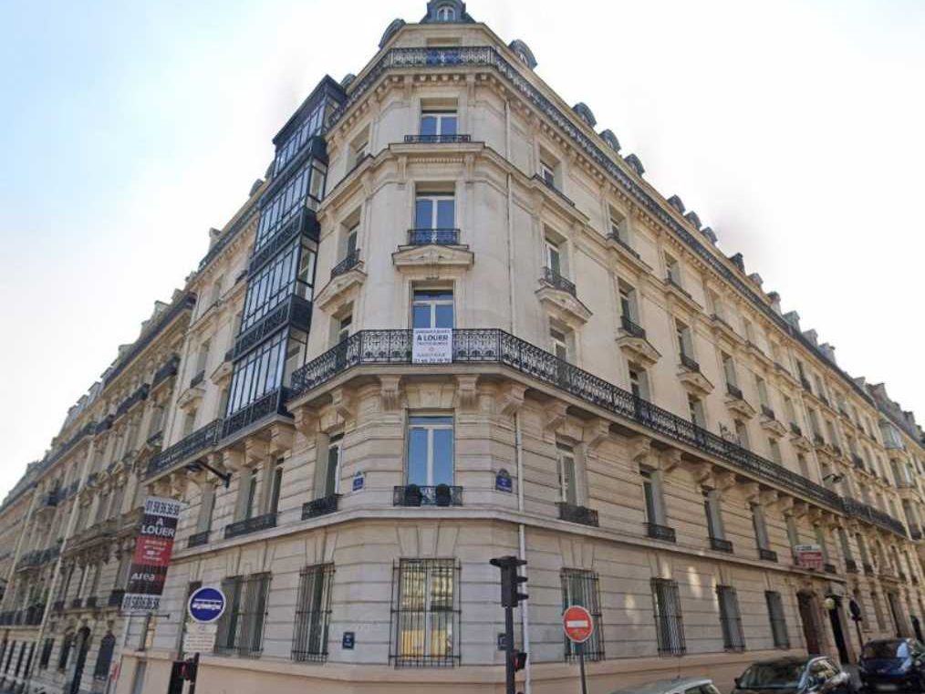 Dans un immeuble ancien de bon standing, nous vou