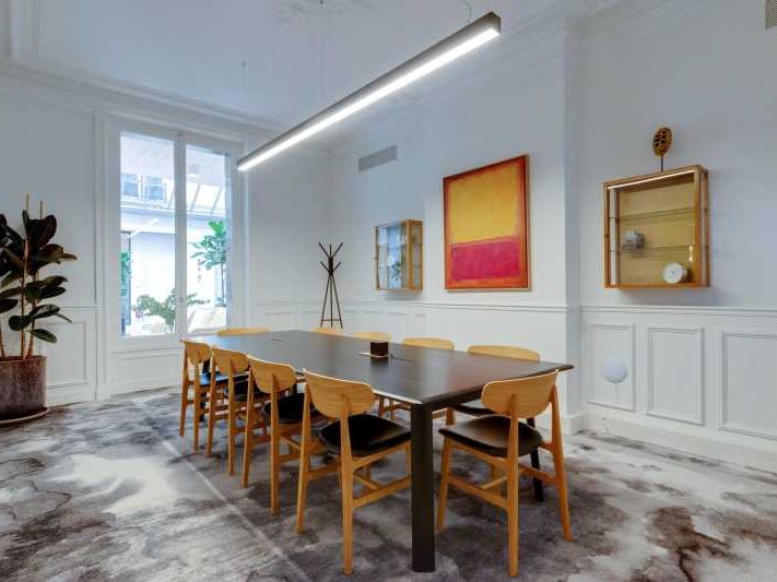 Dans un immeuble ancien de bon standing, nous vou