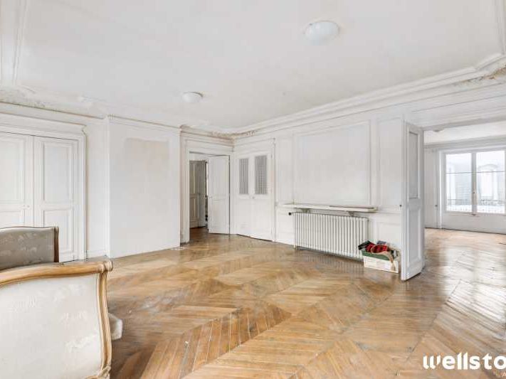 Dans un immeuble ancien de bon standing, nous vou