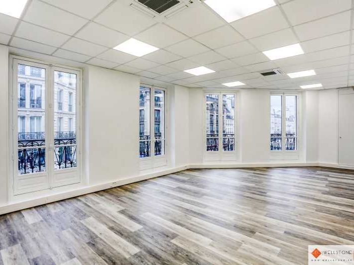 Dans un immeuble en pierre de taille de la rue Ré