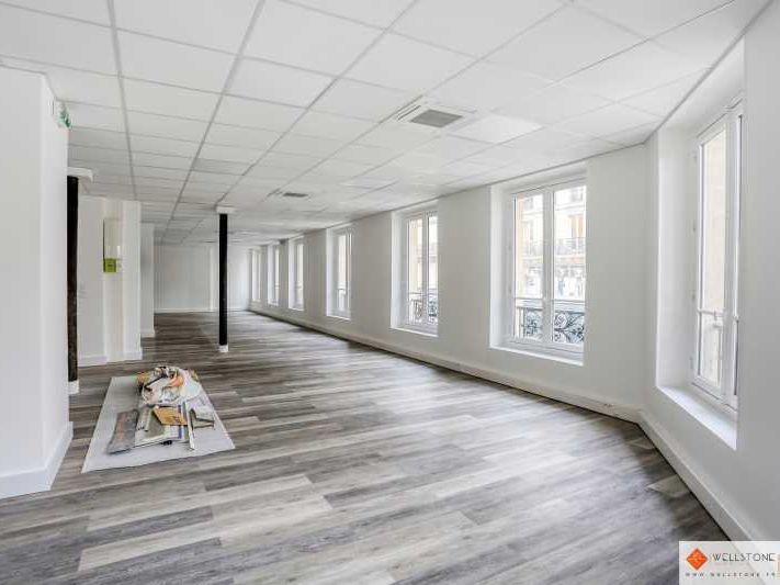 Dans un immeuble en pierre de taille de la rue Ré