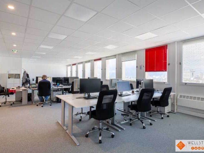 Au sein d'un immeuble de grande hauteur et à prox