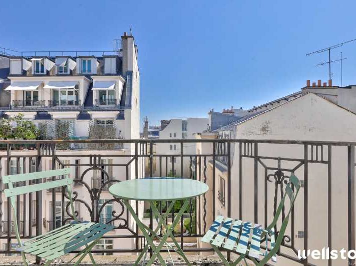 A proximité immédiate de la place de l'Etoile, et