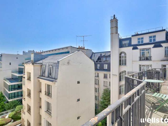 A proximité immédiate de la place de l'Etoile, et