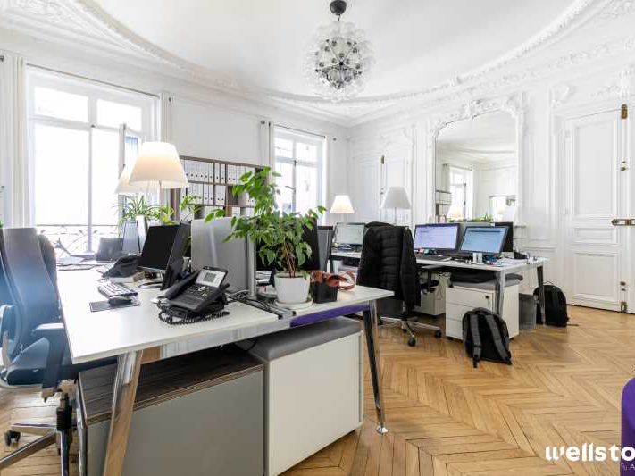 A proximité immédiate des jardins du Trocadéro, W