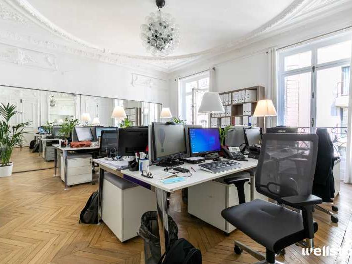 A proximité immédiate des jardins du Trocadéro, W