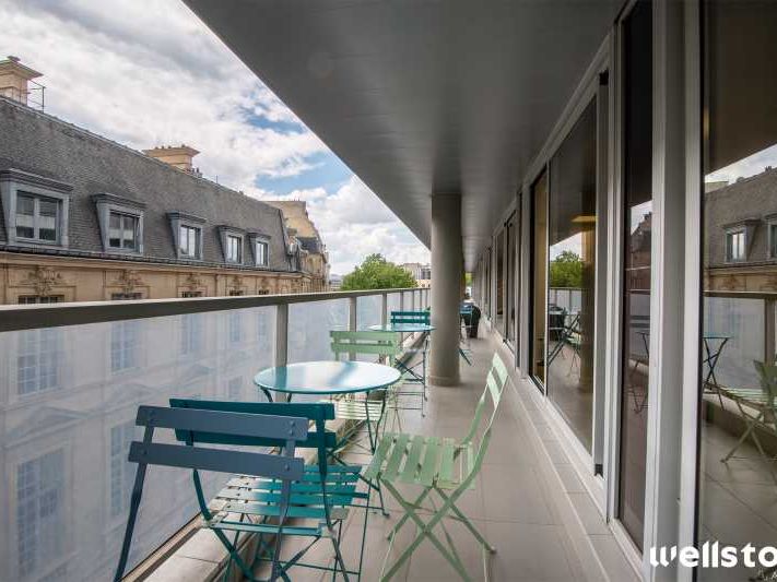 A proximité de la place de l'Etoile, et au sein d