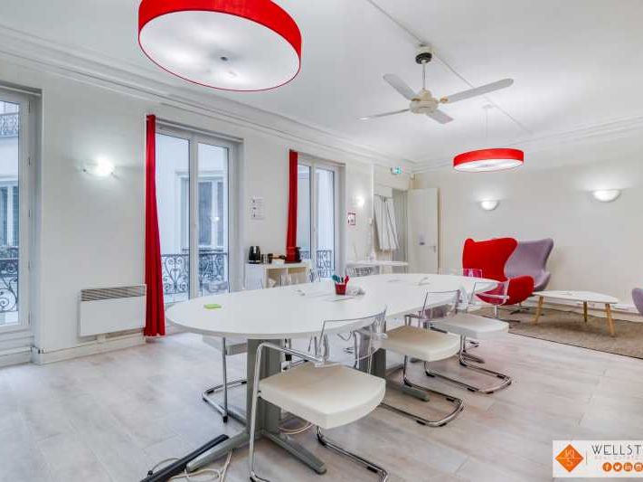 Au pied de la station de métro "Cadet", Wellstone