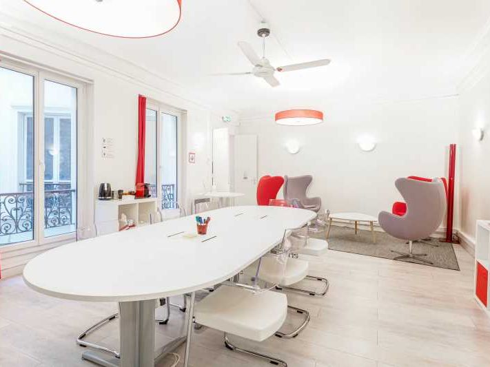 Au pied de la station de métro "Cadet", Wellstone