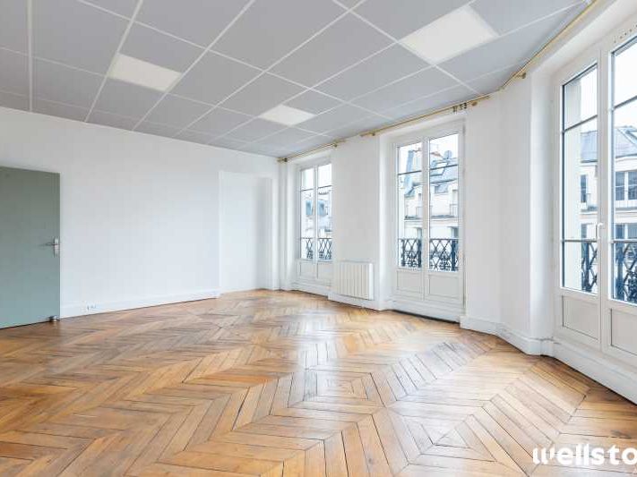 Dans un immeuble haussmannien de bon standing, We