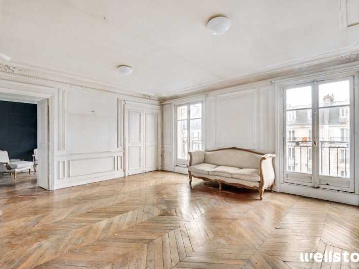 Dans un immeuble ancien de bon standing, nous vou