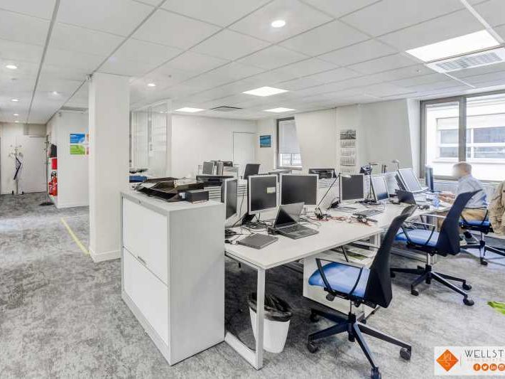 Dans un immeuble de bureaux à deux pas des Grands