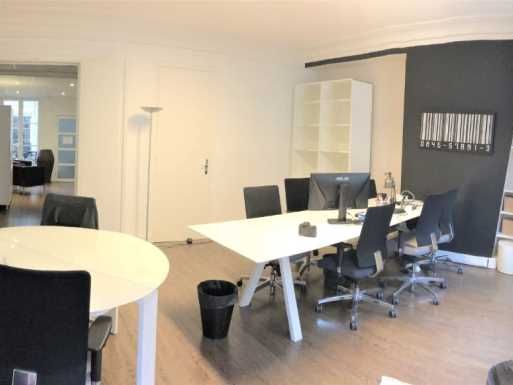 Dans un immeuble en pierre de taille de bon stand