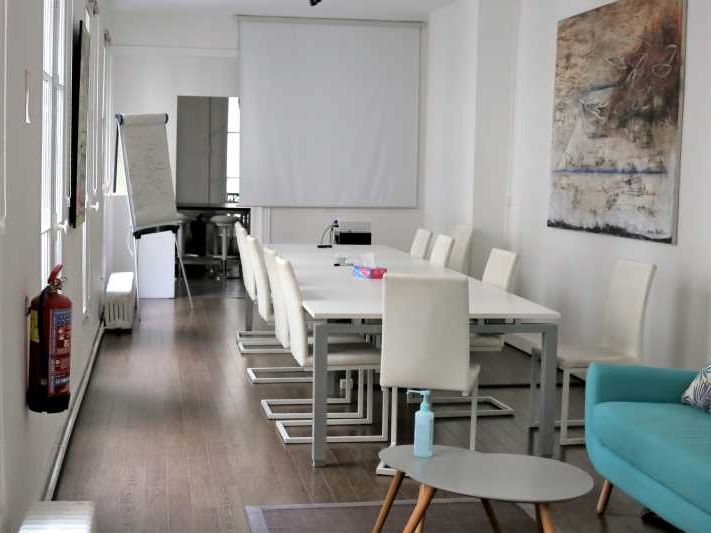 Dans un immeuble en pierre de taille de bon stand