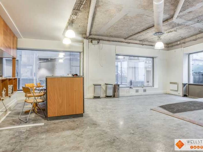 Dans un immeuble ancien de bon standing, nous vou