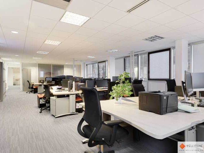 Dans un immeuble de bureaux à deux pas des Grands