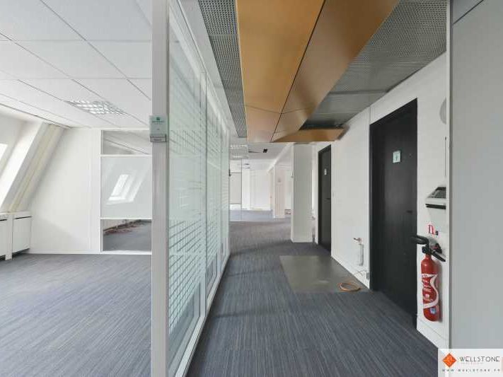 Dans un immeuble de bureaux à deux pas des Grands