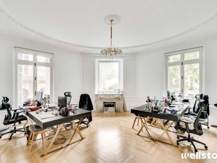 Dans un très bel immeuble haussmannien, à proximi