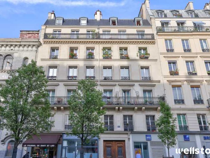 Dans un immeuble ancien de bon standing, nous vou