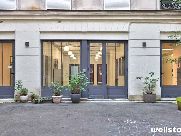 Dans un immeuble ancien de bon standing, nous vou