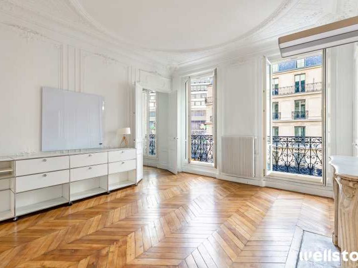 Idéalement situés entre Opéra et Saint-Lazare, We