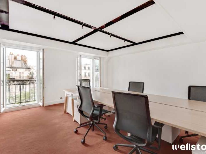 Dans un bel immeuble d'angle haussmannien avec vu