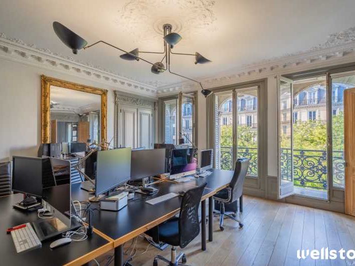 Situé au 3ème étage d'un bel immeuble situé en pl