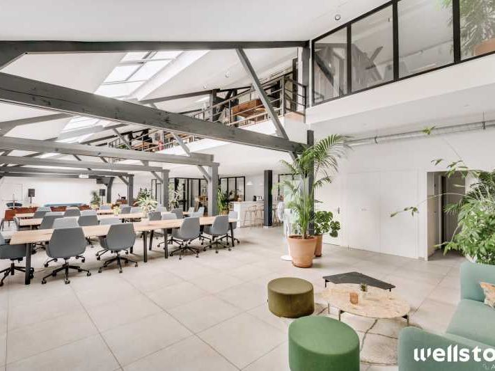 A proximité de la place de la Nation, Wellstone v