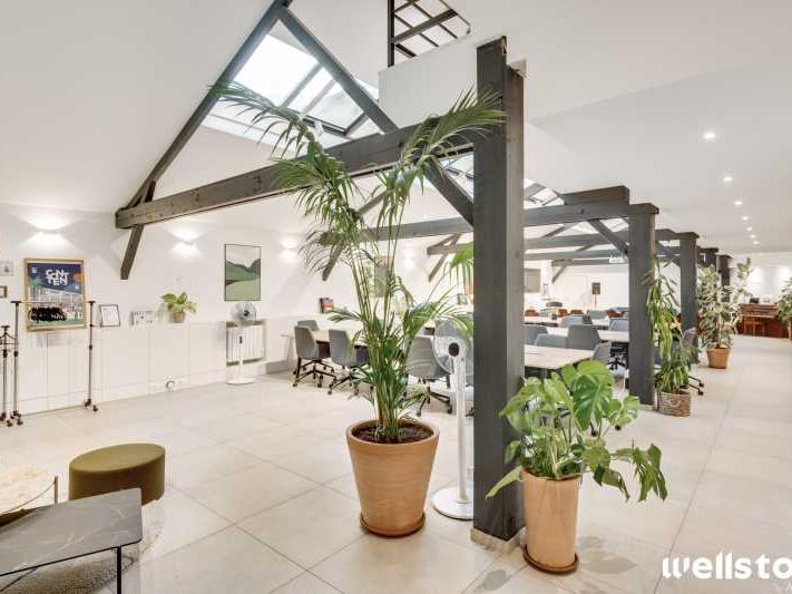 A proximité de la place de la Nation, Wellstone v