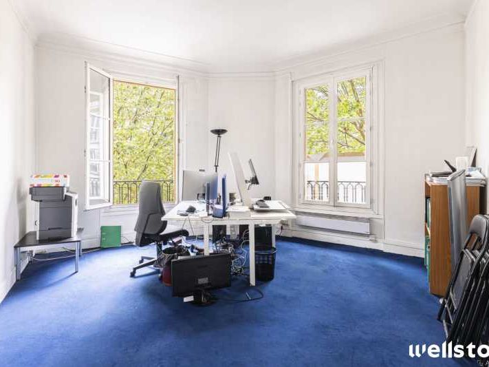 Situé au 3ème étage d'un bel immeuble haussmannie