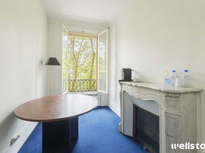 Situé au 3ème étage d'un bel immeuble haussmannie