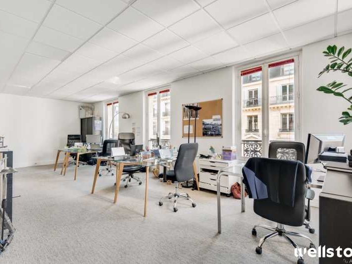 A deux pas de la place de la gare Saint-Lazare, W