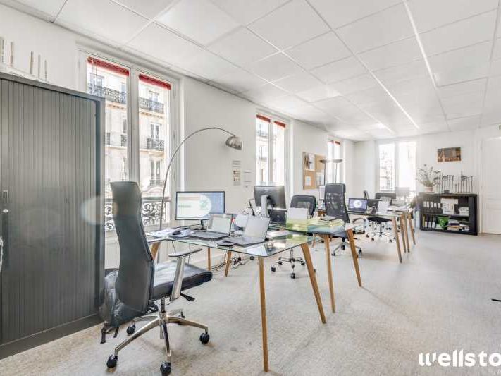 A deux pas de la place de la gare Saint-Lazare, W