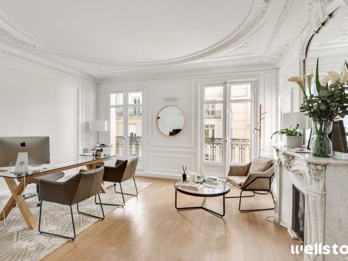 Dans un immeuble haussmannien de bon standing, We