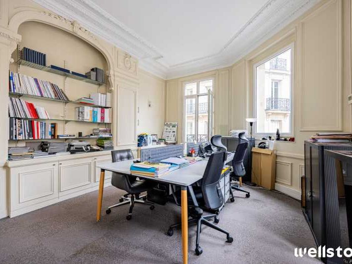 A proximité immédiate de la gare Saint-Lazare et 