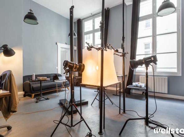 Rue Saint-Honoré, à deux pas du métro Louvre-Rivo