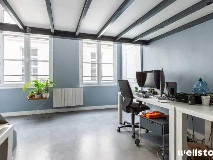 Rue Saint-Honoré, à deux pas du métro Louvre-Rivo