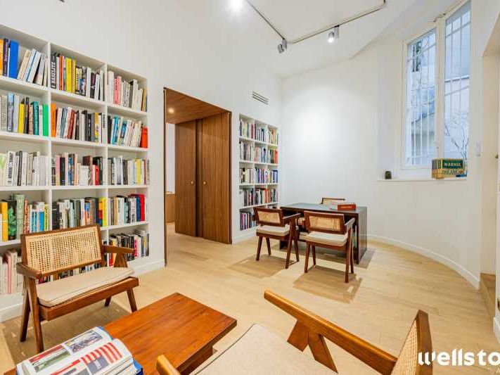 A deux pas de la place des Victoires, Wellstone v