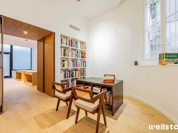 A deux pas de la place des Victoires, Wellstone v