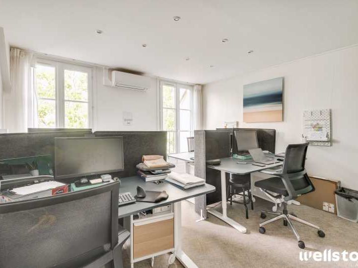 Situé au 5ème étage d'un bel immeuble d'angle, à 