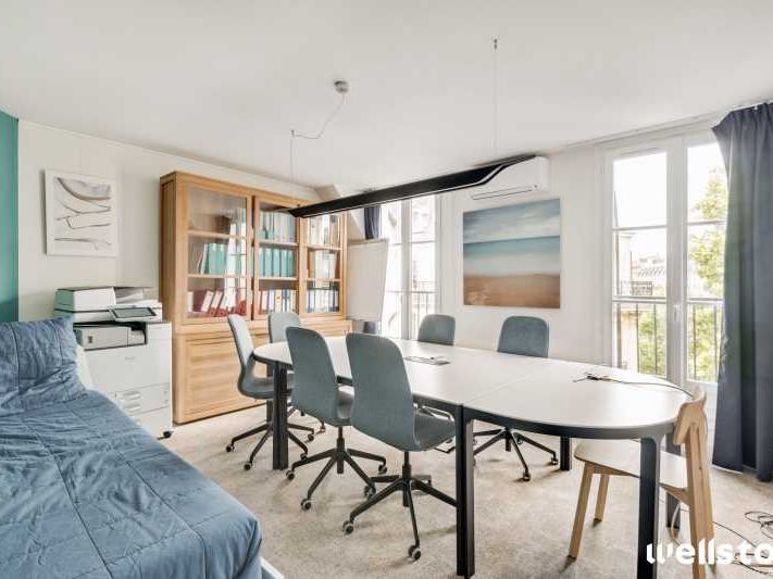 Situé au 5ème étage d'un bel immeuble d'angle, à 