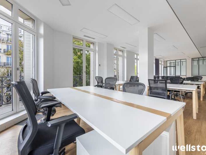 Dans un immeuble haussmannien de très bon standin