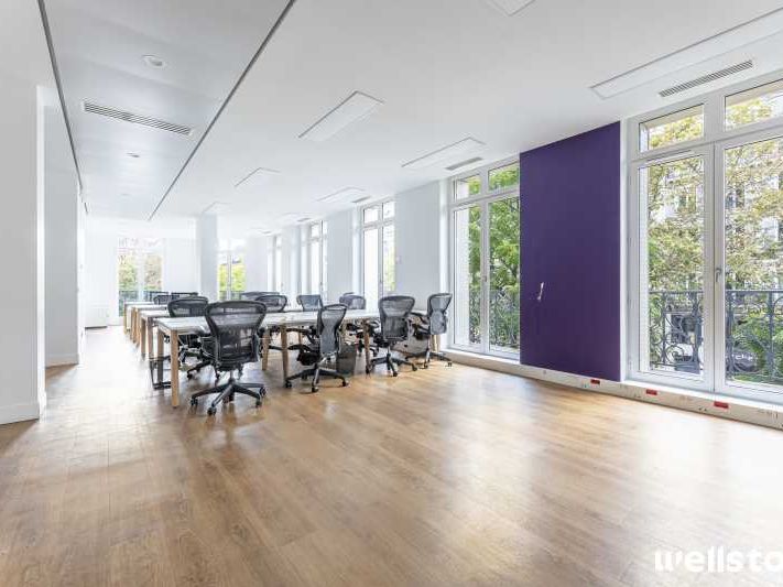 Dans un immeuble haussmannien de très bon standin