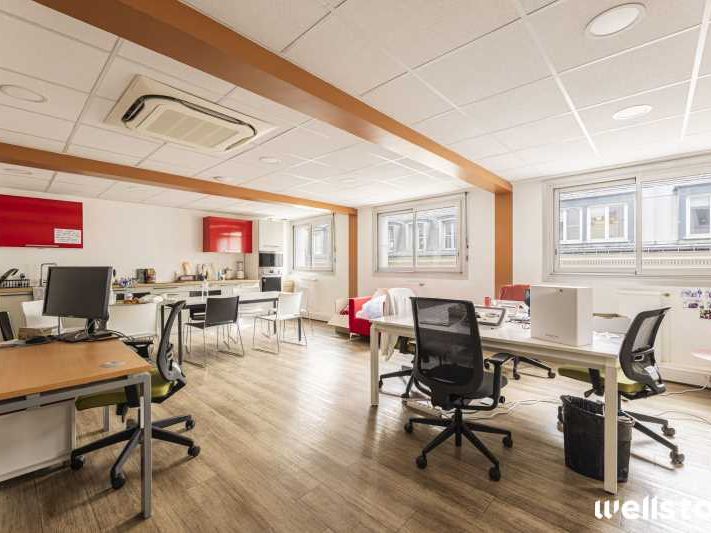 A une minute à pied de la gare Saint-Lazare, Well