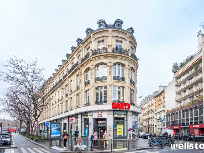 Sur la place de la république, dans un immeuble i